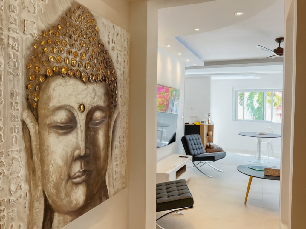 Décoration élégante dans un intérieur contemporain Sculpture décorative de Bouddha dans l'intérieur lumineux d'un appartement à Playa del Carmen