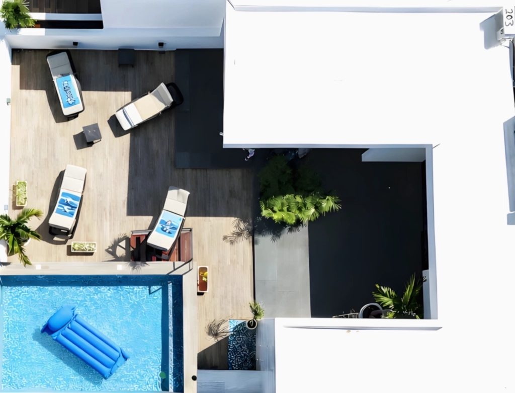 Disfruta de una terraza privada con piscina, solárium y espacios para relajarte Vista aérea de la terraza privada con piscina y tumbonas en Playa del Carmen