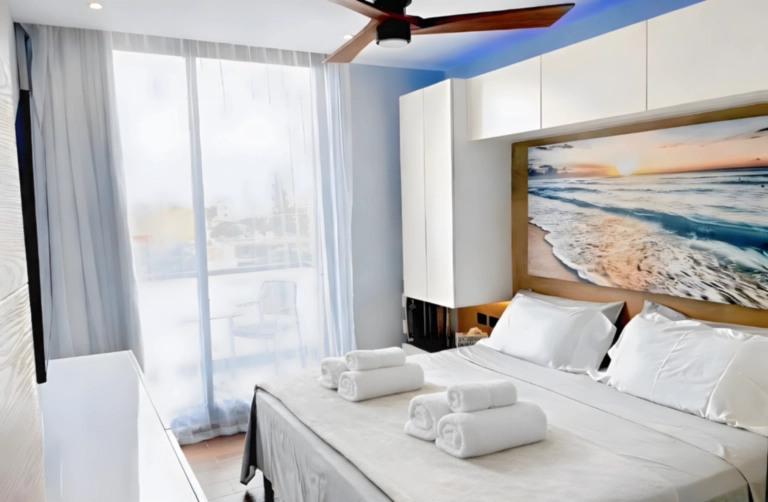 King-Size Bedroom & Private Balcony – Vedra Suite Playa del Carmen