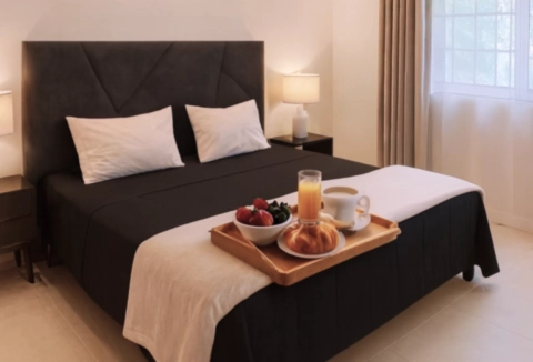 Empieza el día con comodidad en un dormitorio tranquilo y acogedor en Playa del Carmen Dormitorio elegante y acogedor con cama doble y desayuno servido en la habitación en Playa del Carmen