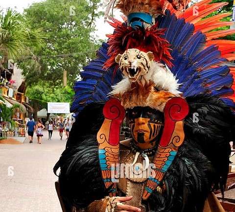 Histoire de playa : costume traditionnel dans les rues touristiques