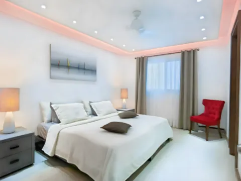 Un dormitorio confortable y relajante, ideal para descansar después de un día en Playa del Carmen Dormitorio moderno y acogedor con cama doble y decoración elegante en Playa del Carmen