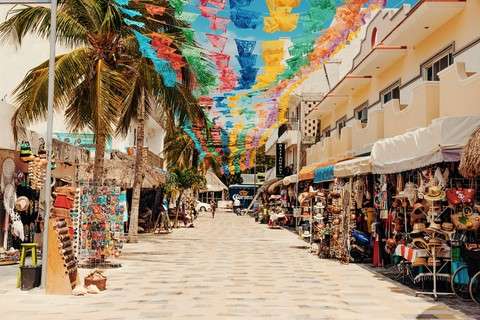 Stores & stores on 5th avenue in playa del carmen